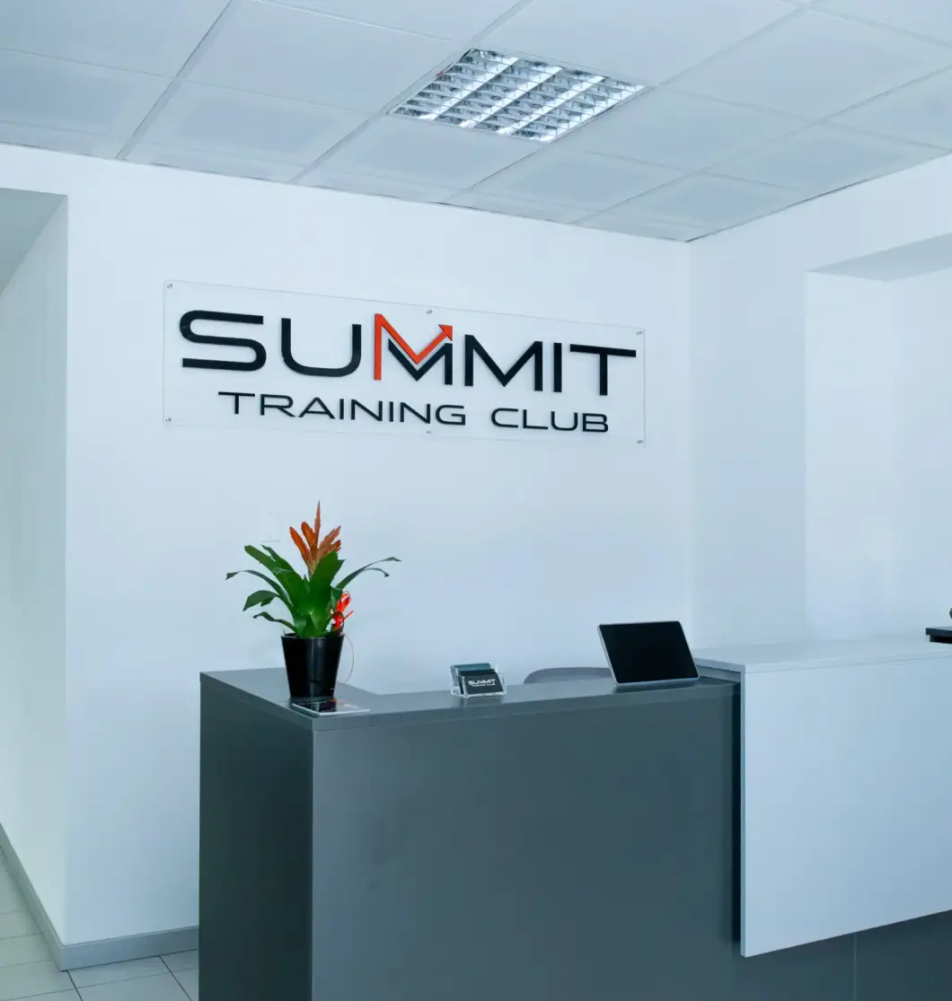 Ingresso della palestra con il nostro logo ben visibile.